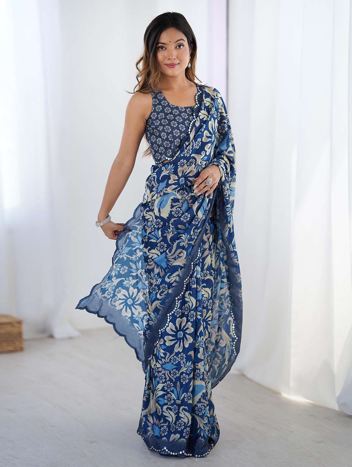 women printed casual wear saree with blouse - 22047977 - Zoom Image - 0