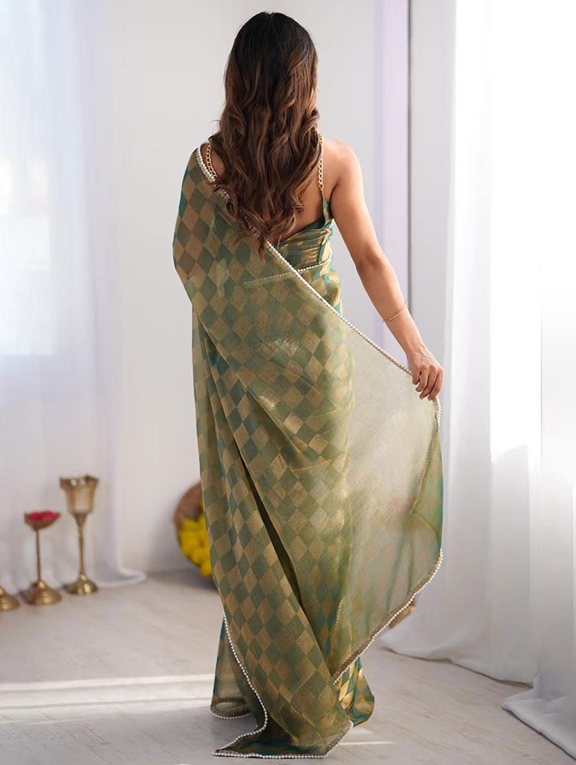 women checkered printed saree with blouse - 22048020 - Standard Image - 2