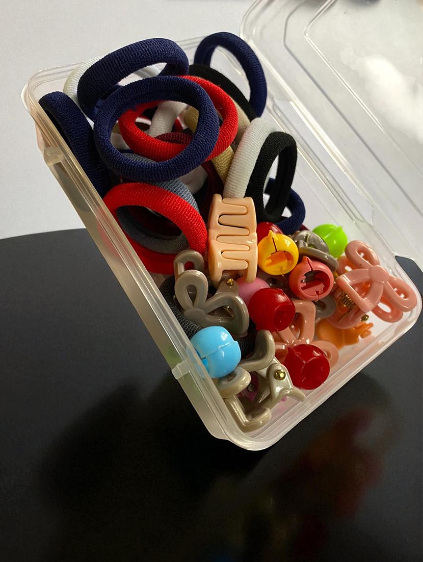pack of multicolored rubber bands and clutchers - 22052004 - Standard Image - 2