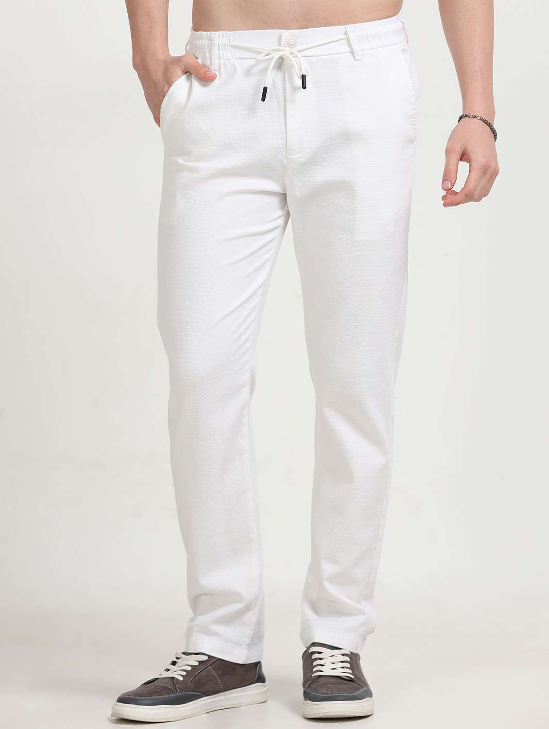 men solid mid rise straight fit chinos 