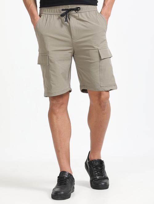 men solid mid rise regular fit cargo shorts - 22052641 - Standard Image - 0