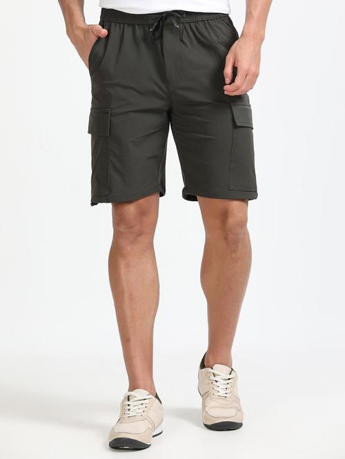men solid mid rise regular fit cargo shorts - 22052642 - Standard Image - 0