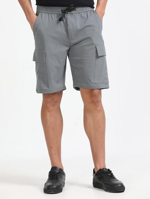 men solid mid rise regular fit cargo shorts - 22052647 - Standard Image - 0