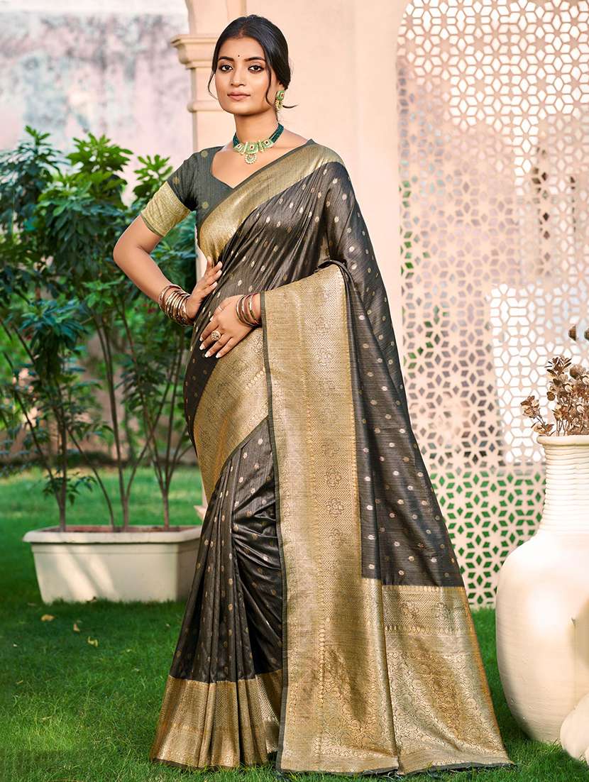 women self design bordered saree with blouse