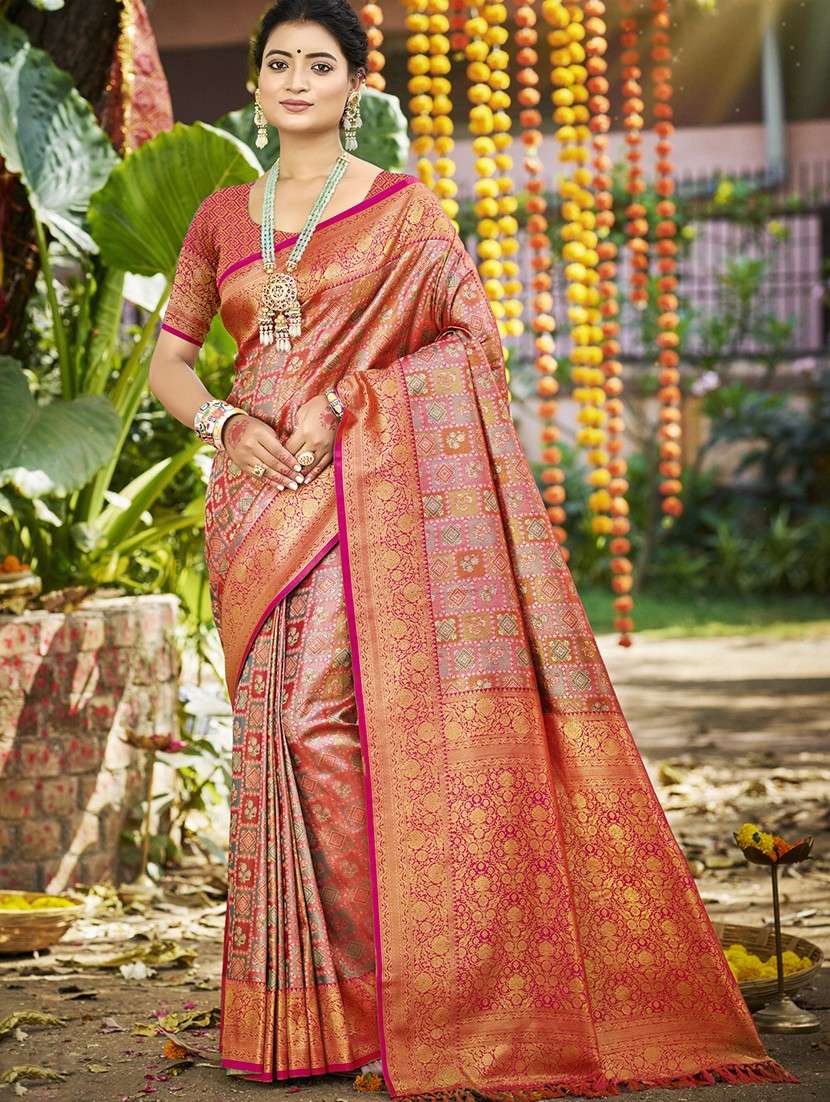 women self design bordered saree with blouse