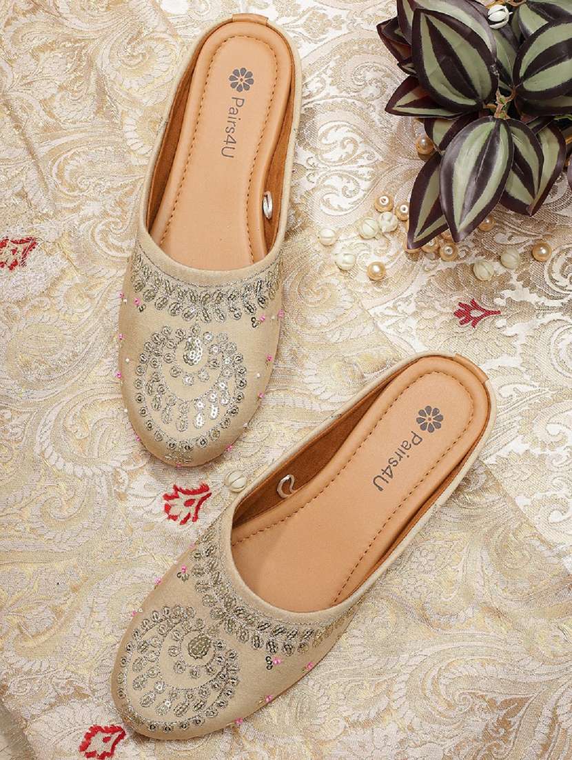 women embroidered slip on juti
