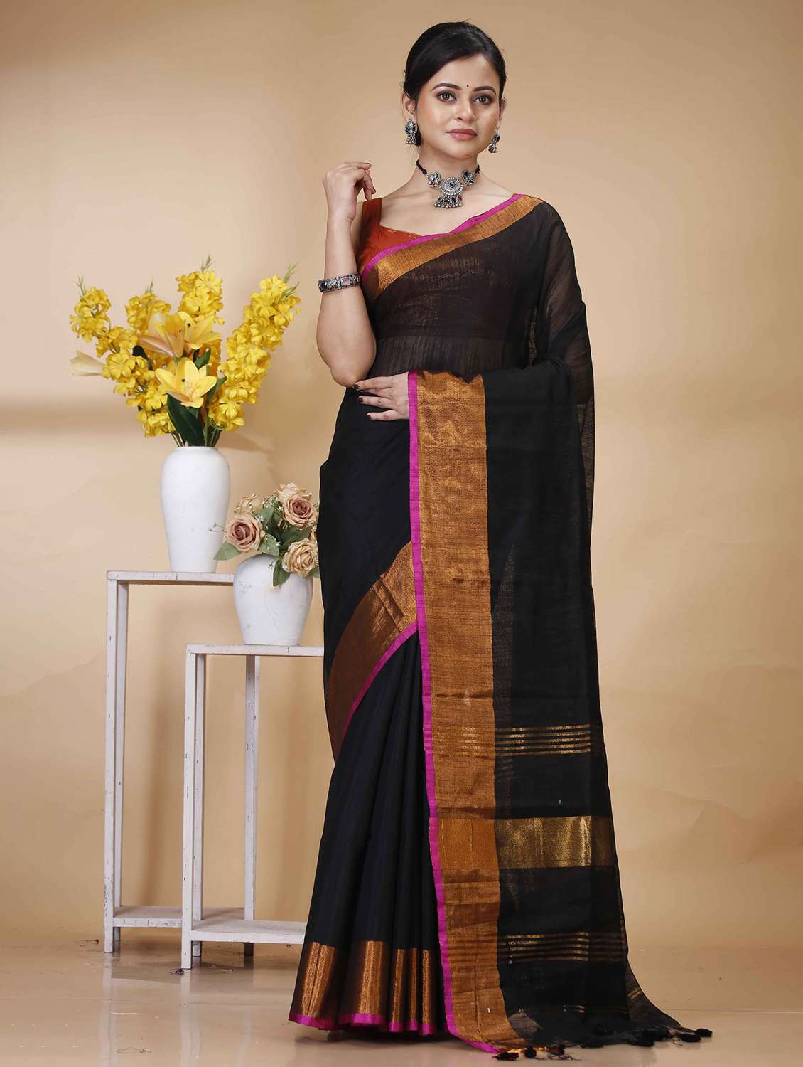 women solid with bordered handloom saree - 22056641 - Standard Image - 2