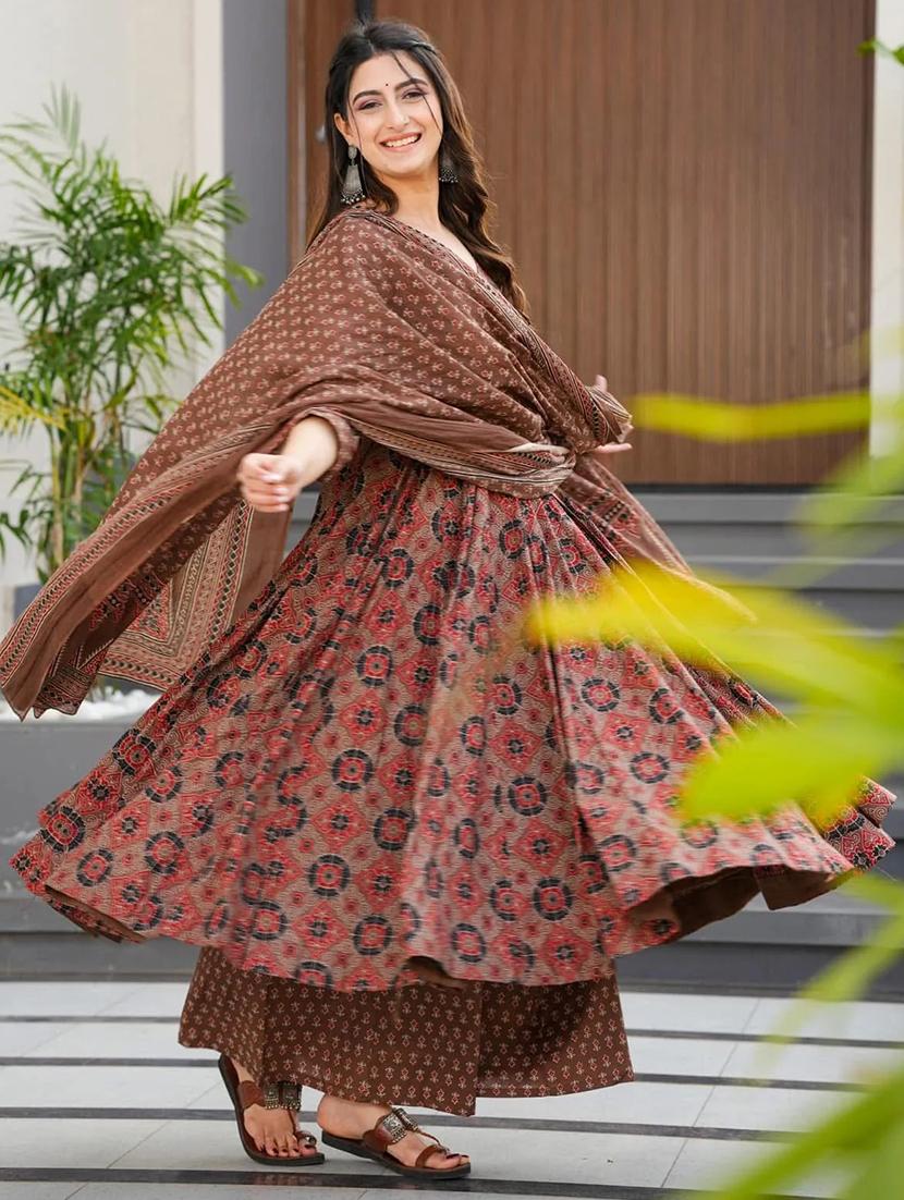 women three quarter sleeve kurta palazzo with dupatta set - 22057671 - Standard Image - 2