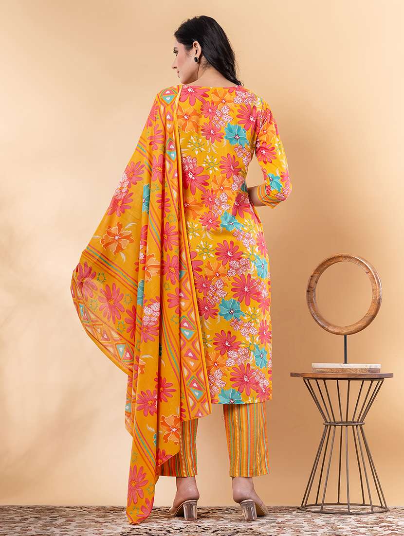 women three quarter sleeve kurta and pant with dupatta  - 22058306 -  Standard Image - 2