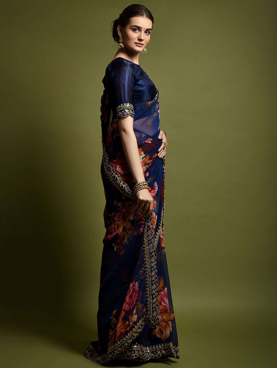 women floral printed saree with blouse - 22059222 - Standard Image - 2