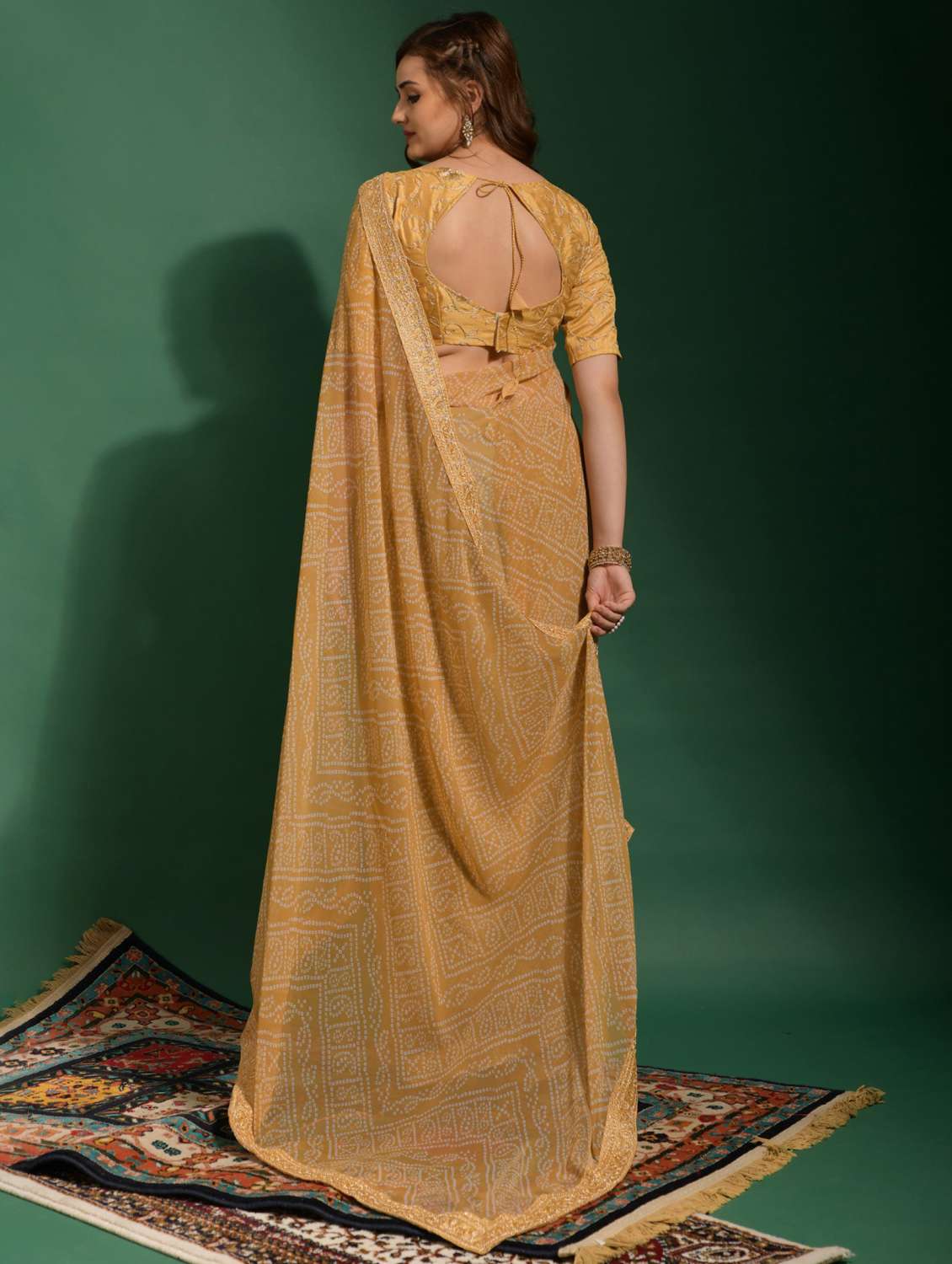 women bandhani printed bordered saree with blouse - 22059736 - Standard Image - 2