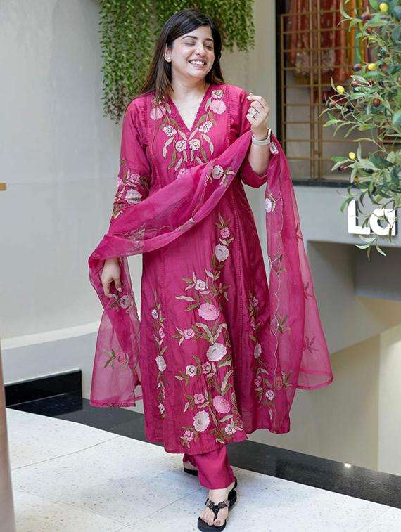 women three quarter sleeve kurta pant with dupatta set - 22060172 -  Standard Image - 2