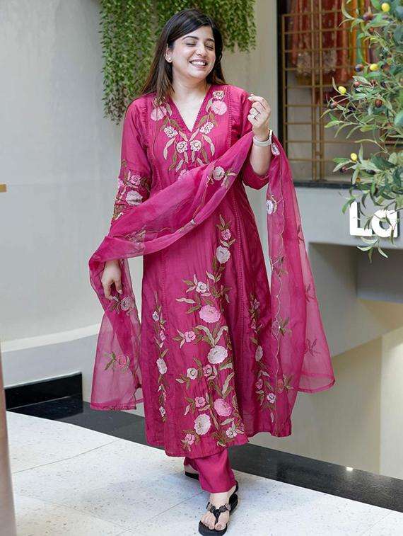 women three quarter sleeve kurta pant with dupatta set - 22060192 -  Standard Image - 2