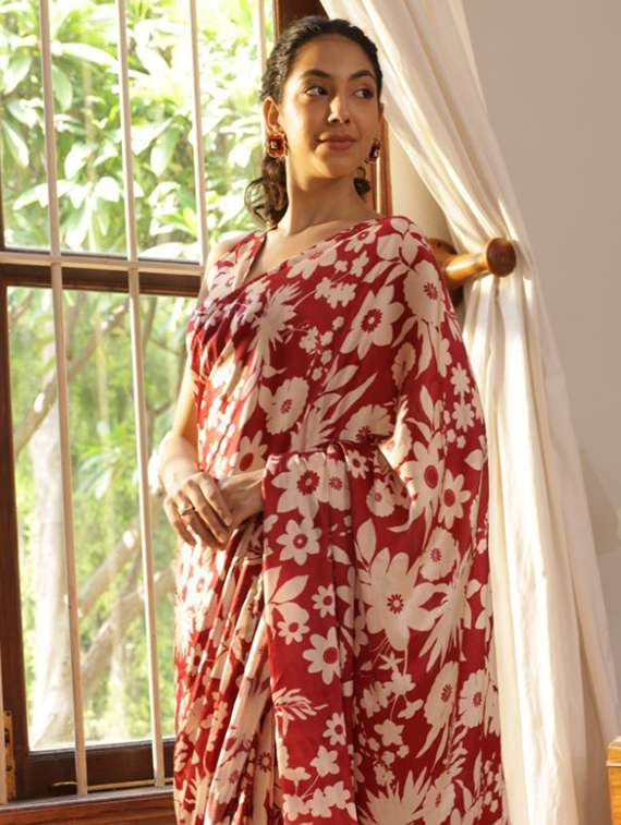 Women Floral Printed Saree With Blouse