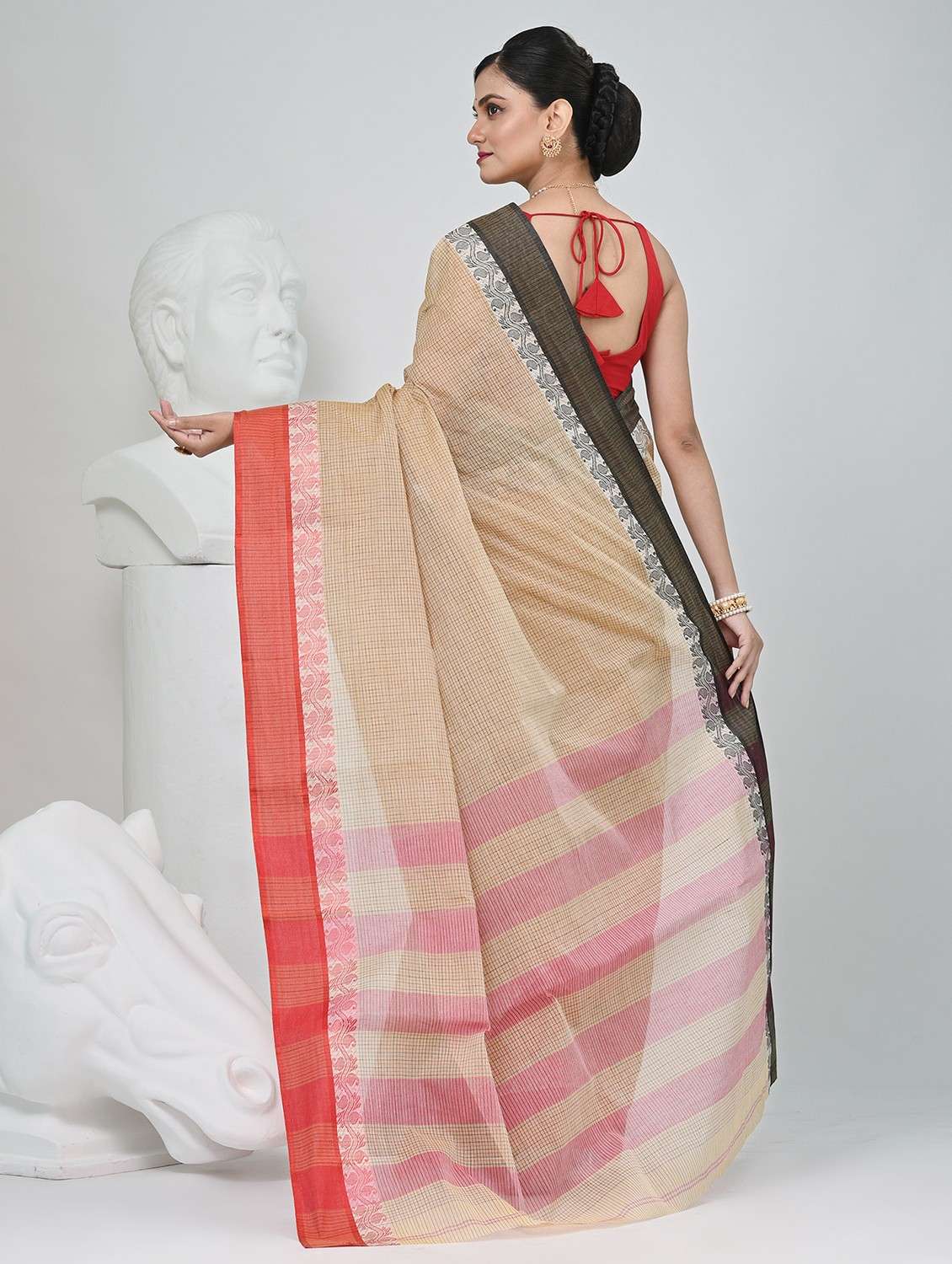 women checkered handloom saree - 22060655 - Standard Image - 2