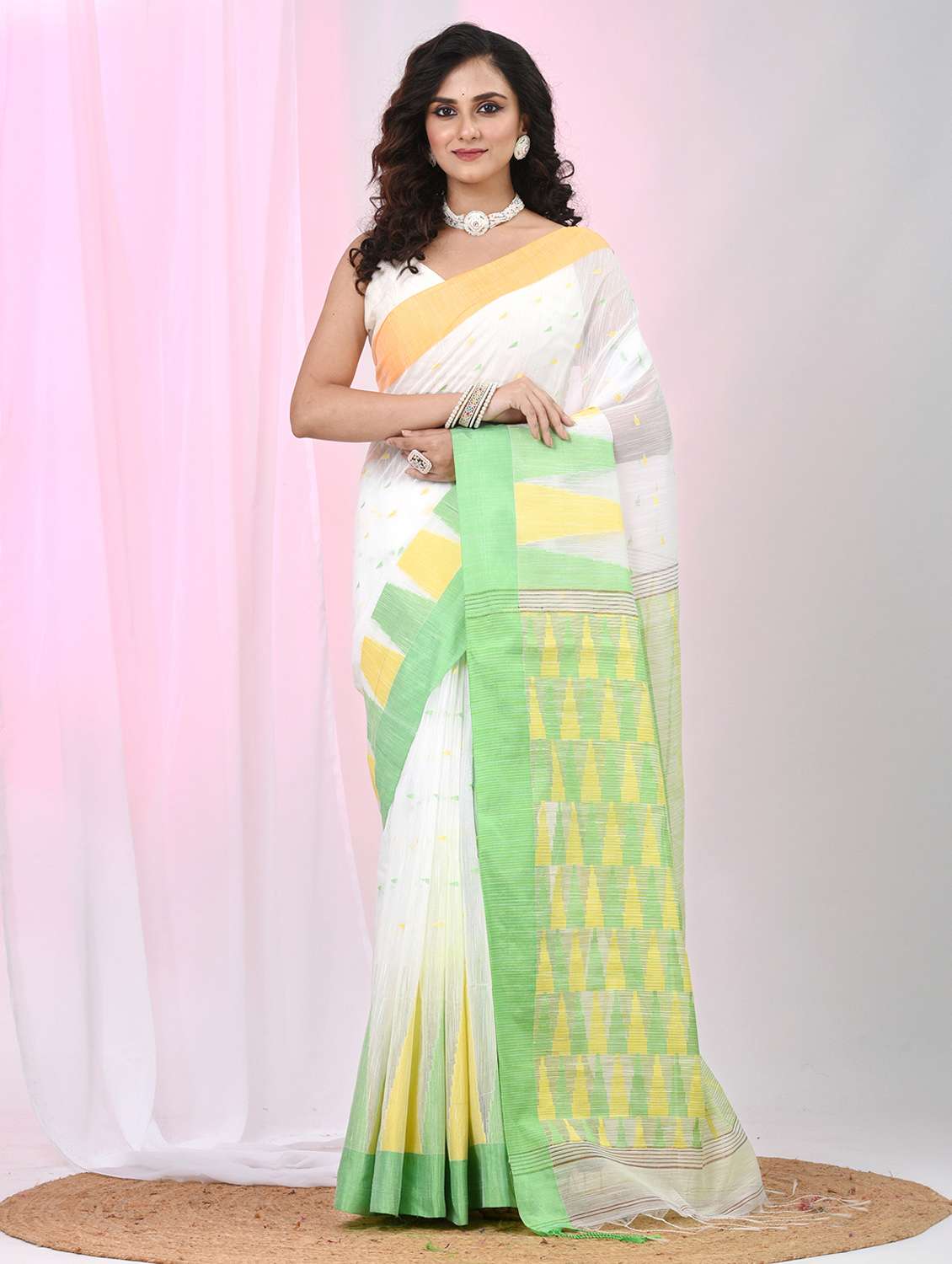 women self design handloom saree with blouse