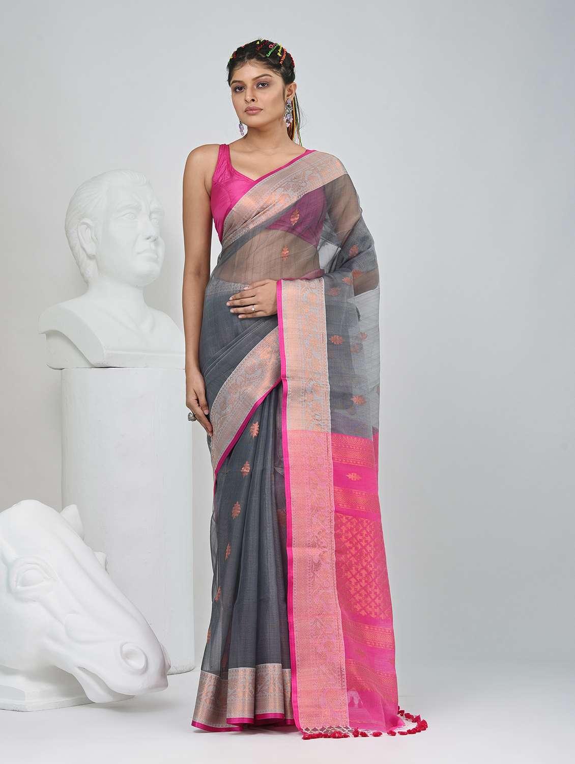 women self design handloom saree with blouse