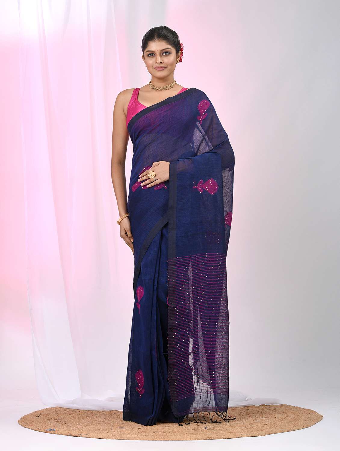 women self design handloom saree with blouse