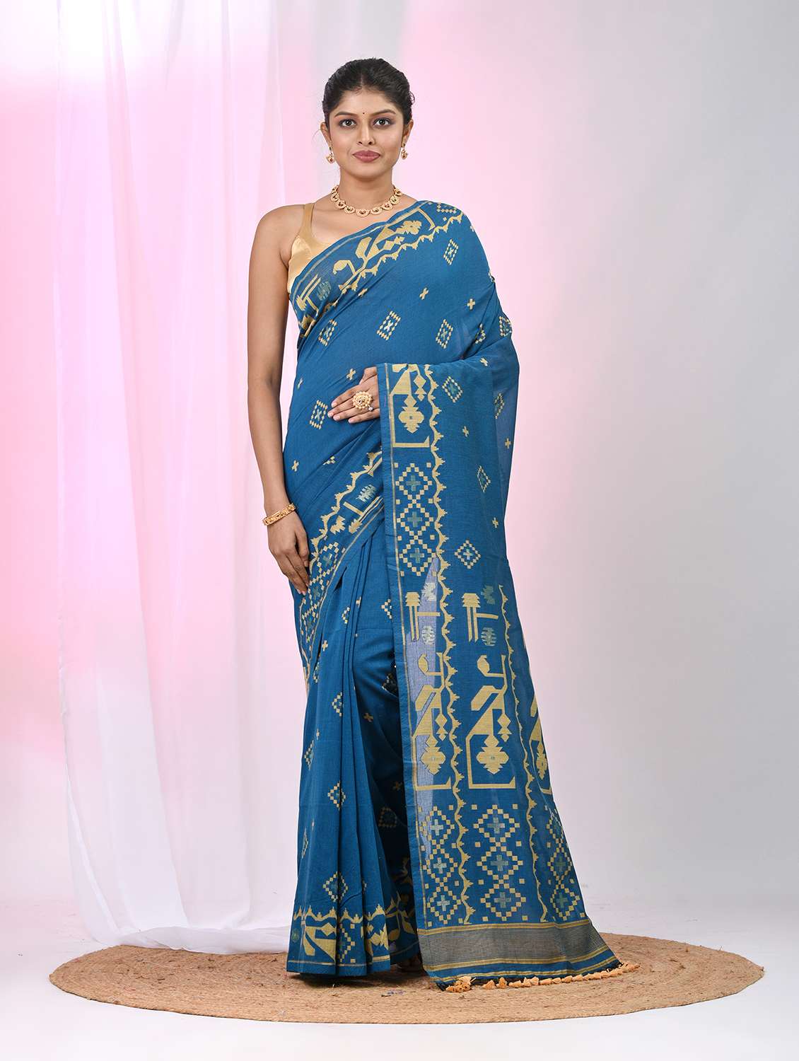 women self design handloom saree with blouse