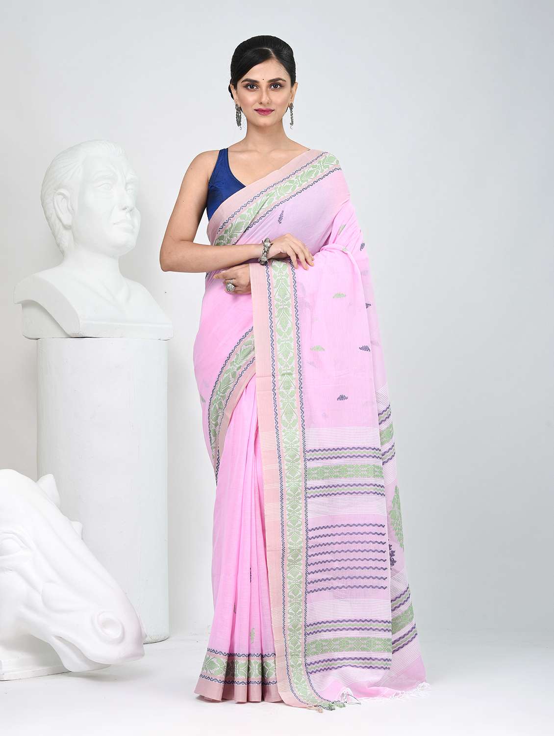 women self design handloom saree with blouse