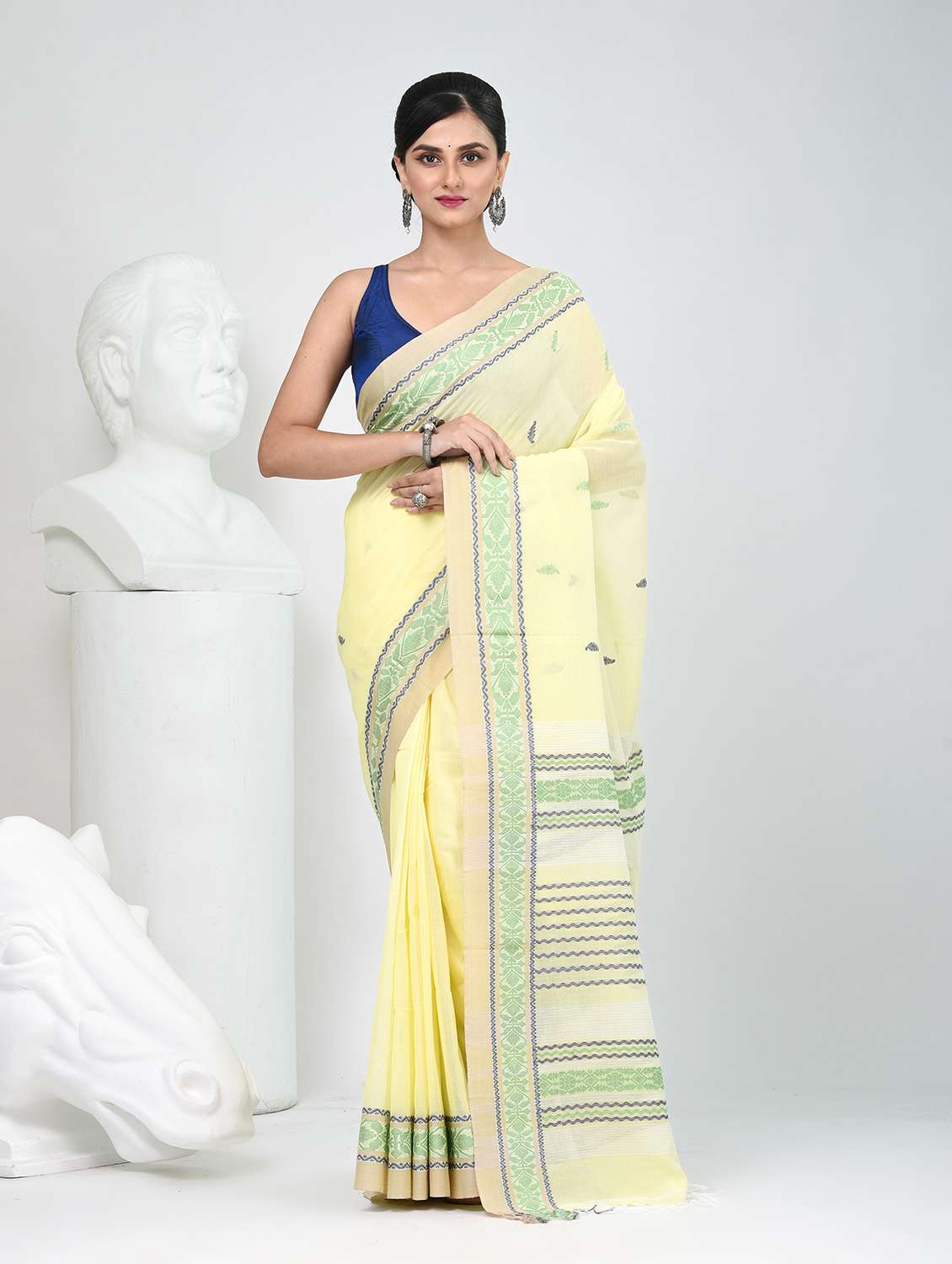 women self design handloom saree with blouse