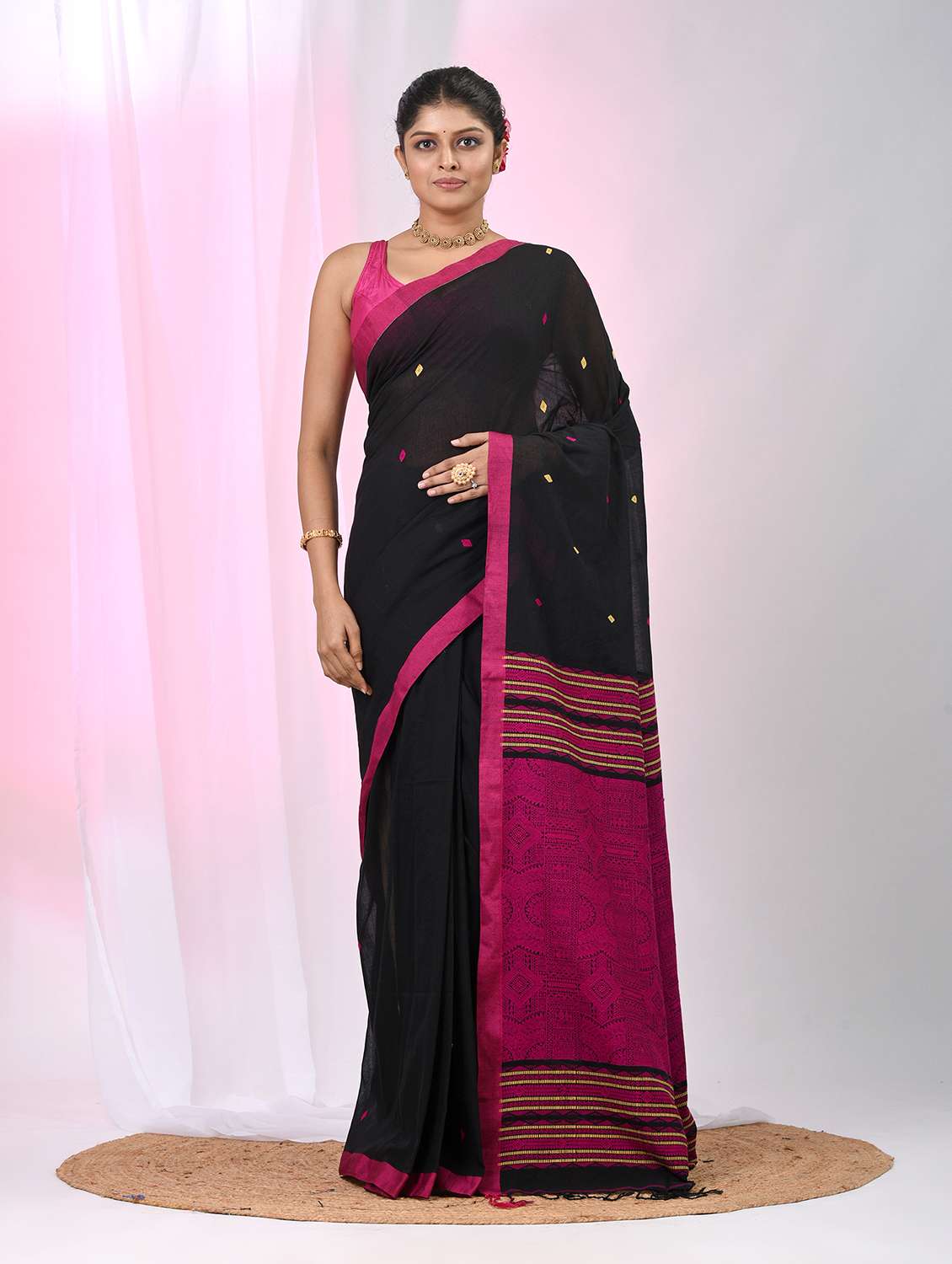 women self design handloom saree with blouse