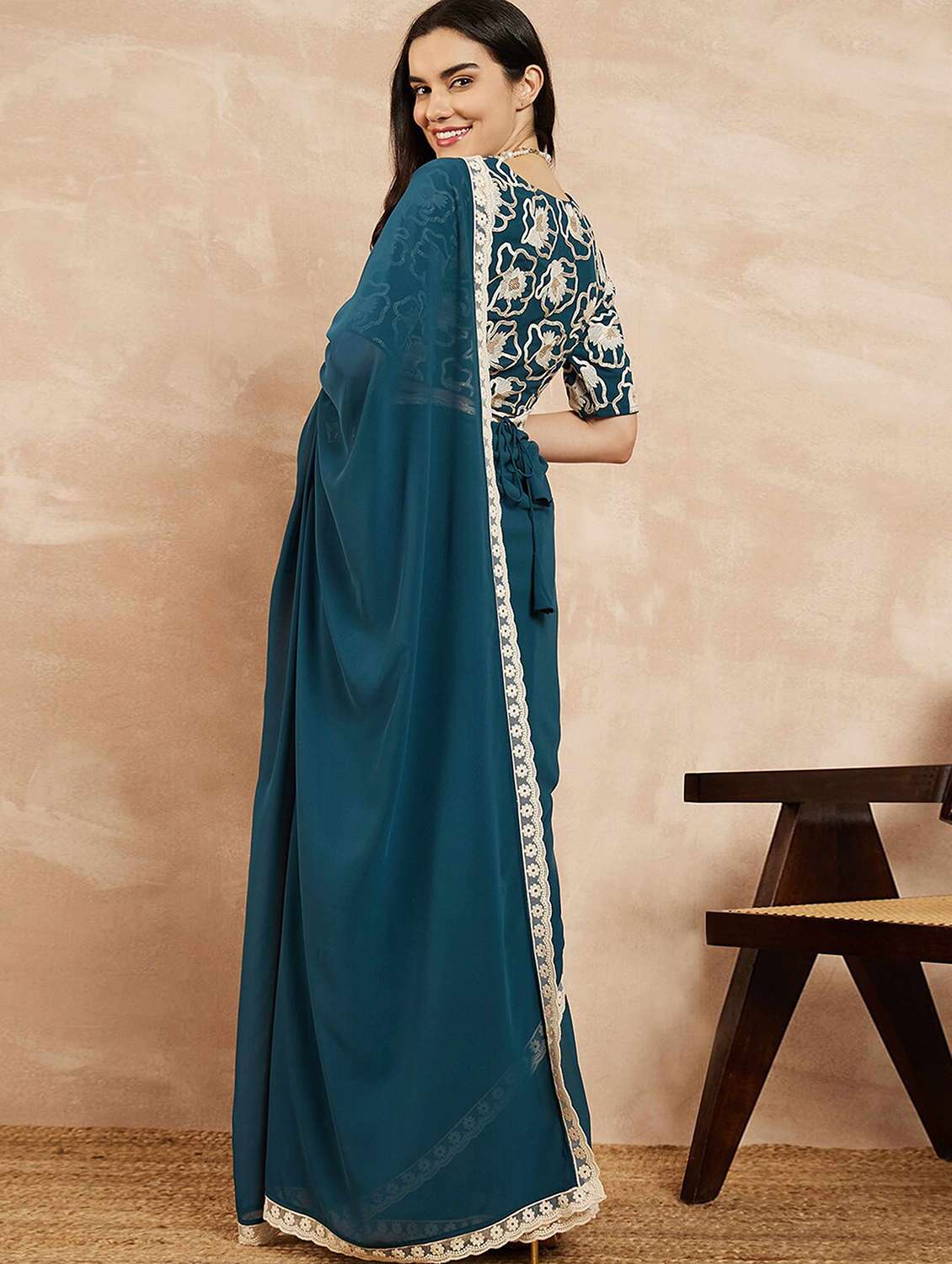 women solid with bordered saree with blouse - 22061631 - Standard Image - 2