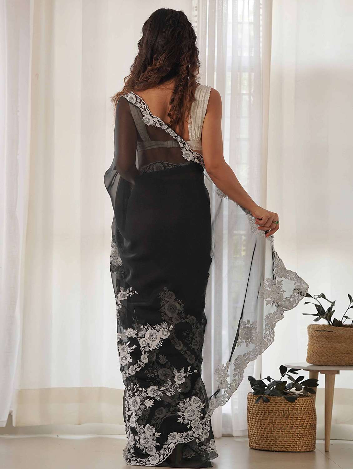 women solid with work embroidered saree with blouse - 22061643 - Standard Image - 2