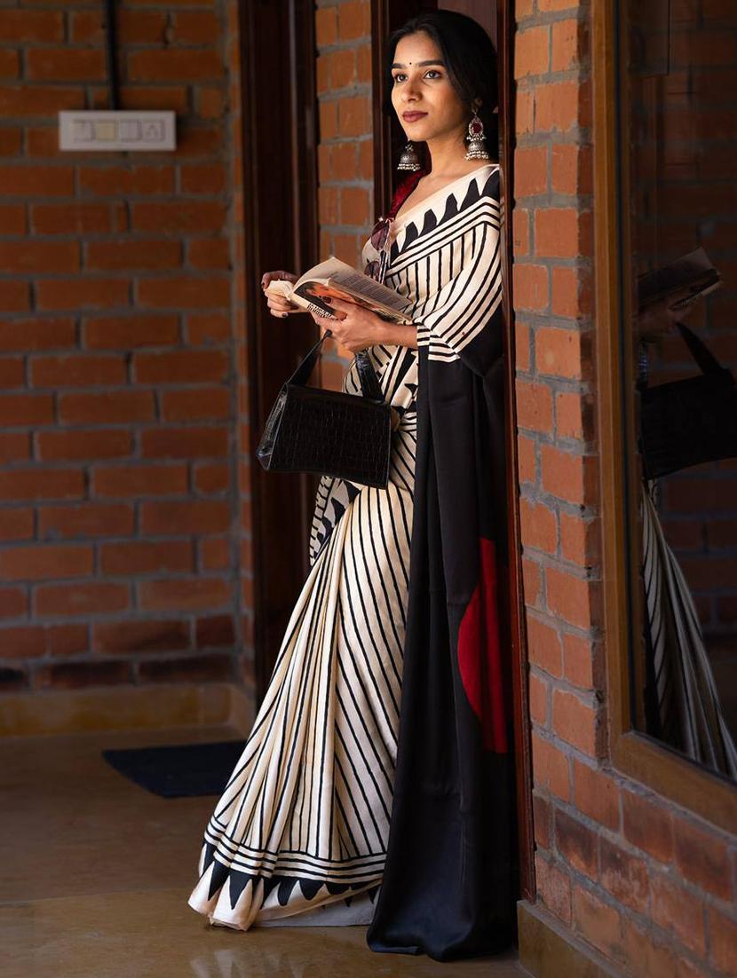 women printed casual wear saree with blouse - 22063826 - Zoom Image - 0