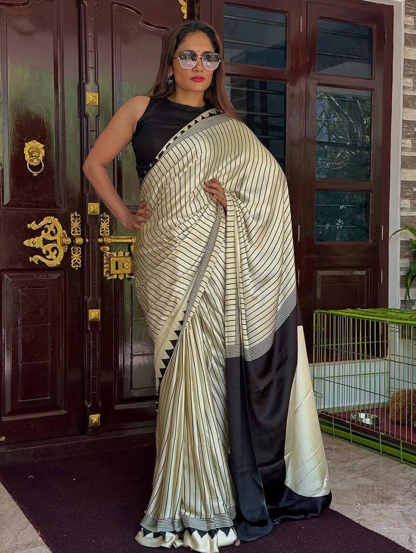 white silk banarasi saree with blouse - 22063830 - Zoom Image - 0