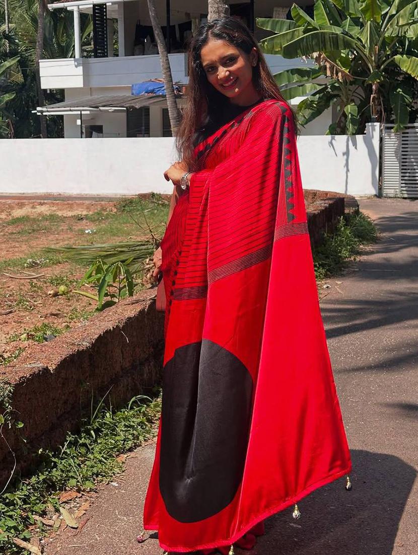 women striped printed saree with blouse - 22063831 - Standard Image - 2