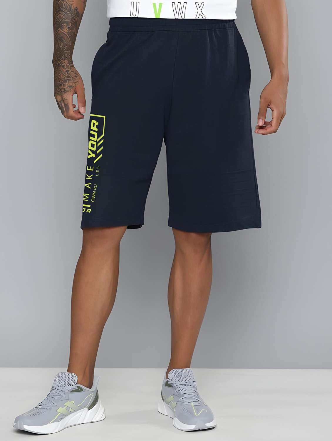 men printed mid rise regular fit shorts