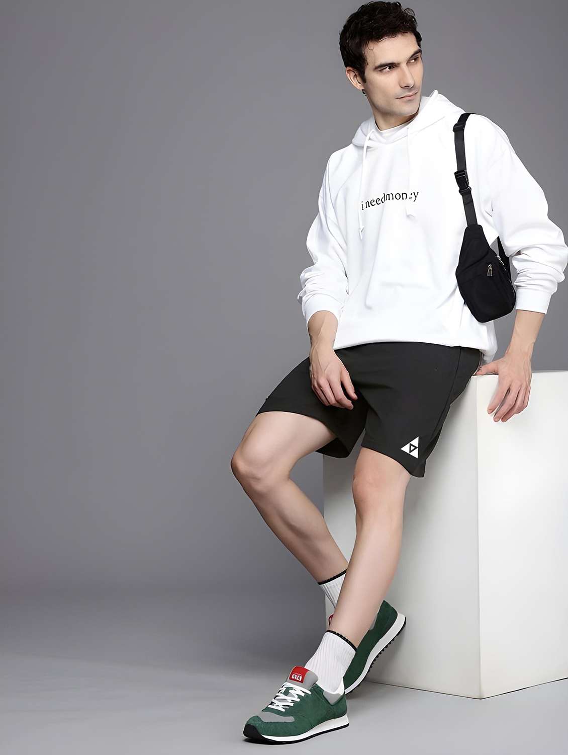 men solid mid rise regular fit shorts - 22066004 -  Standard Image - 2