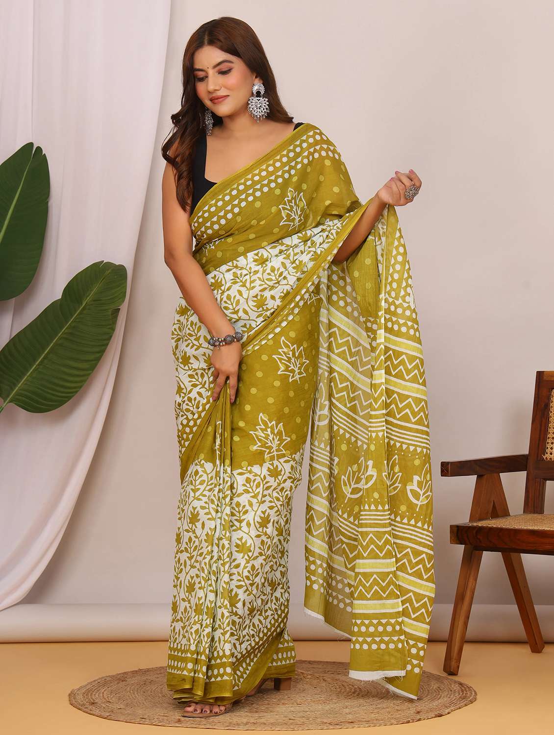 women printed casual wear saree with blouse - 22066043 - Standard Image - 2