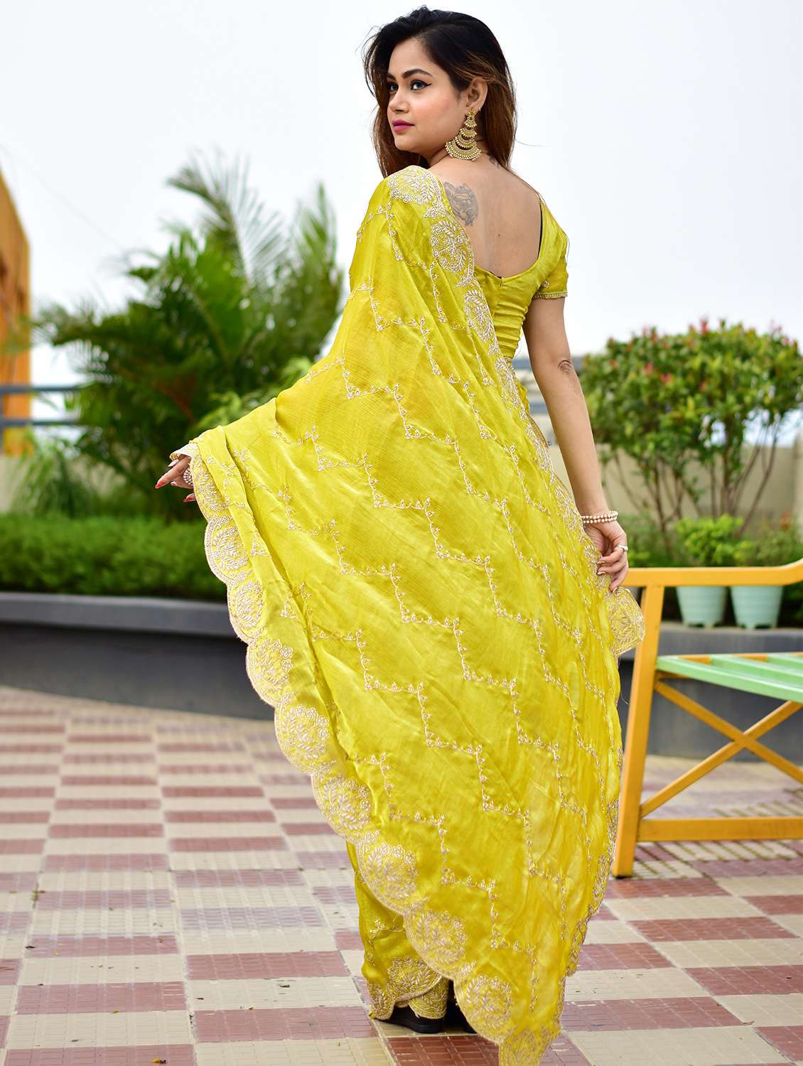 women solid with work embroidered saree with blouse - 22066093 - Standard Image - 2
