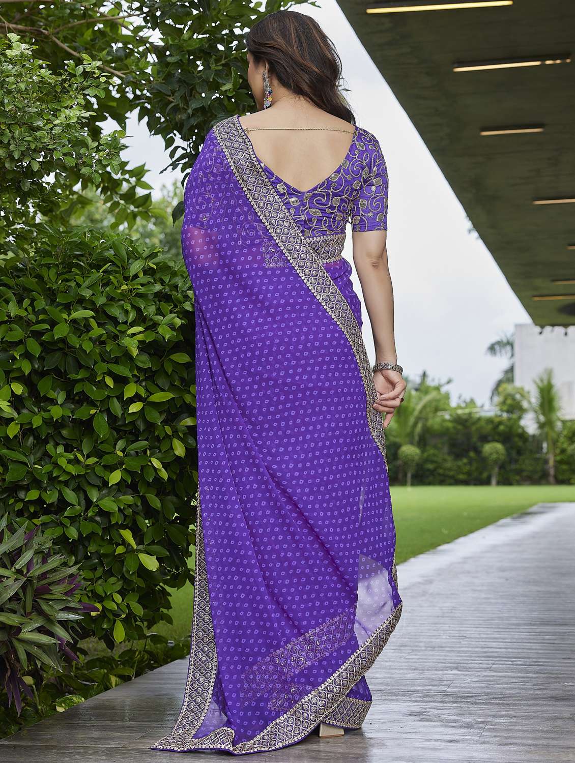 women bandhani printed bordered saree with blouse - 22066109 - Standard Image - 2
