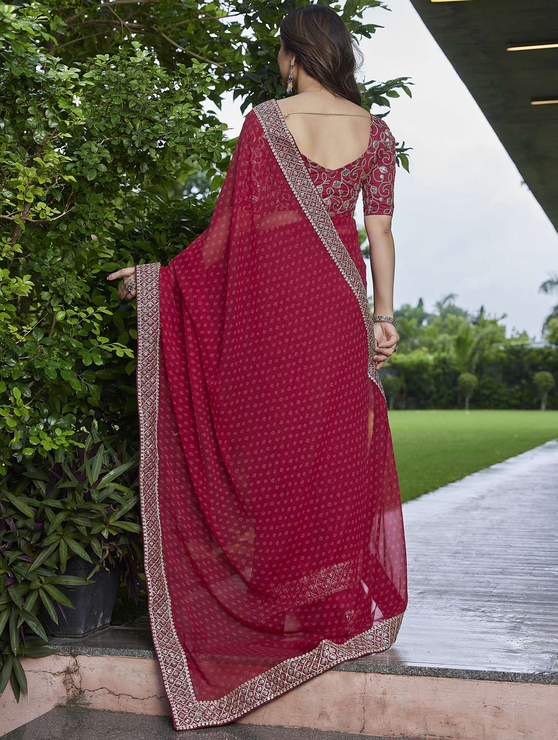 women bandhani printed bordered saree with blouse - 22066111 - Standard Image - 2