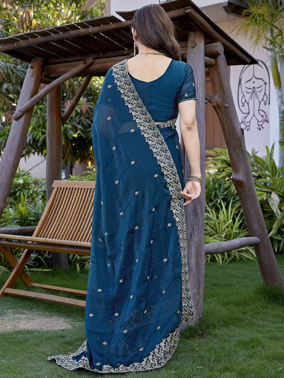 women solid with work embroidered saree with blouse - 22066130 - Standard Image - 2