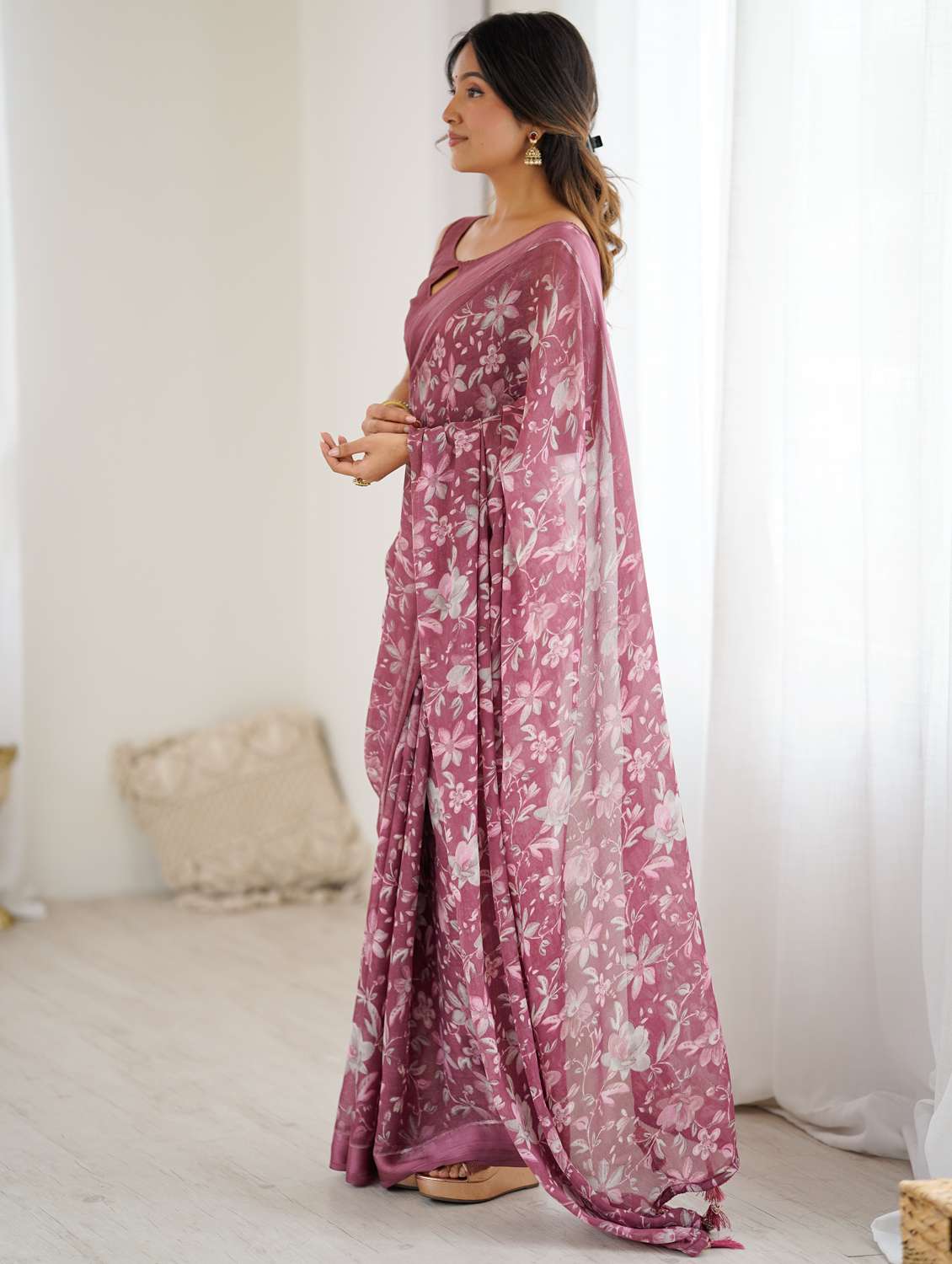 women floral printed saree with blouse - 22066331 - Standard Image - 2