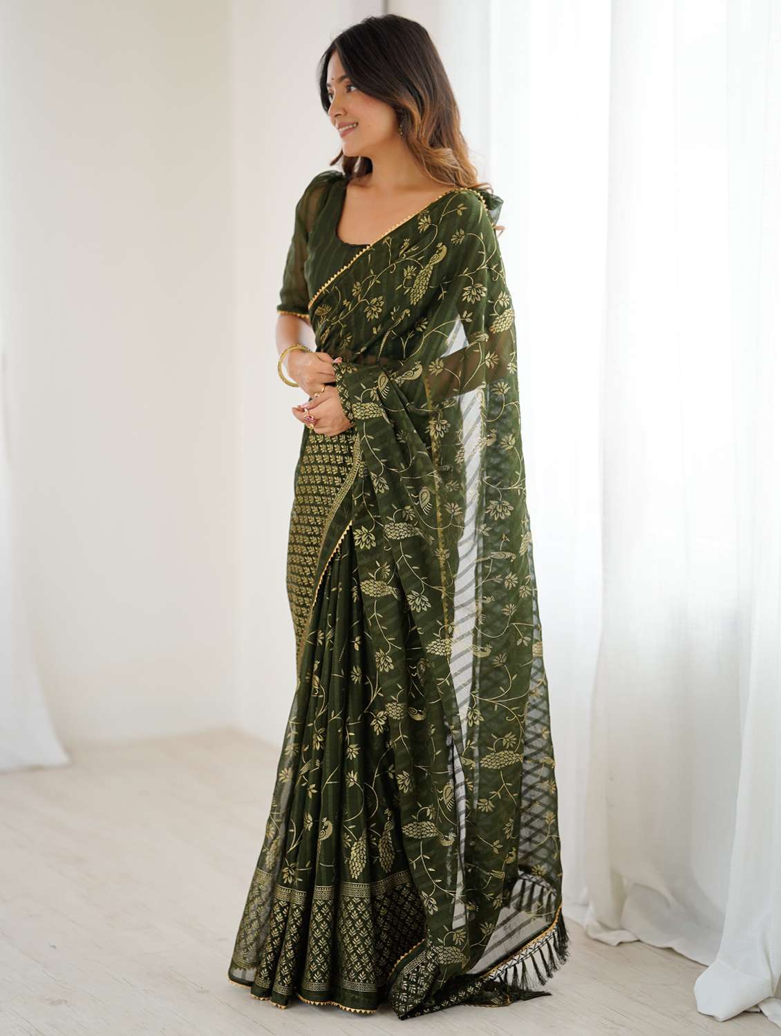 women printed casual wear saree with blouse - 22066339 - Standard Image - 2