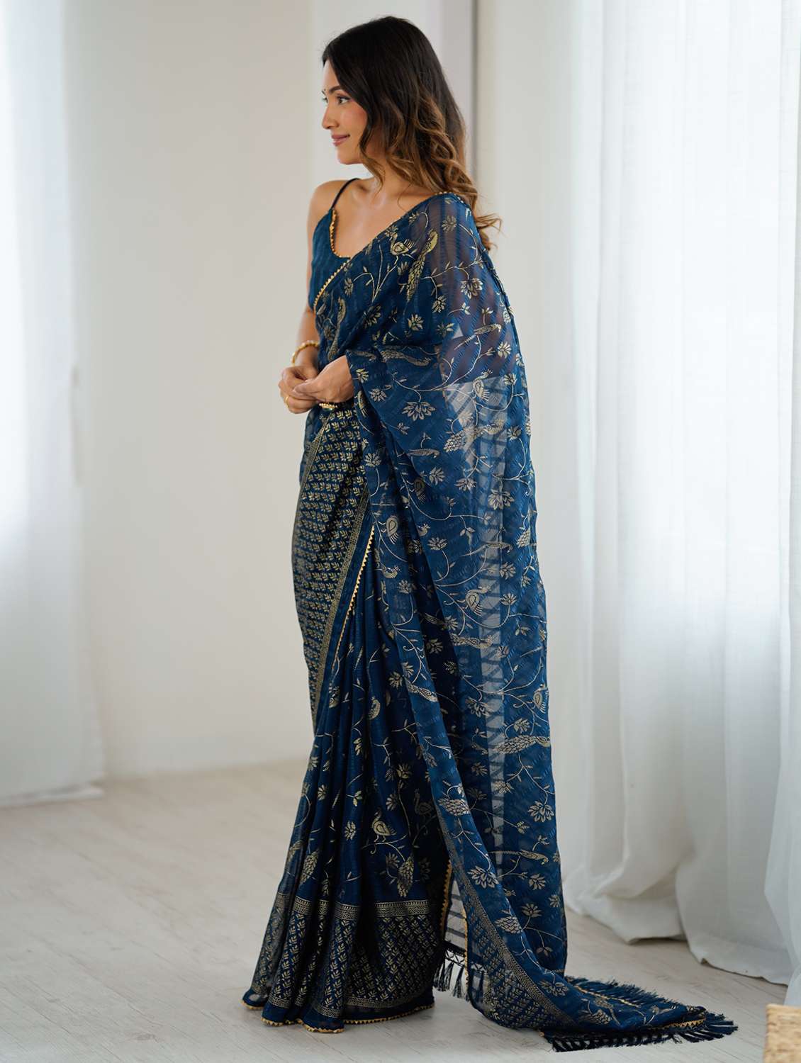 women printed casual wear saree with blouse - 22066340 - Standard Image - 2