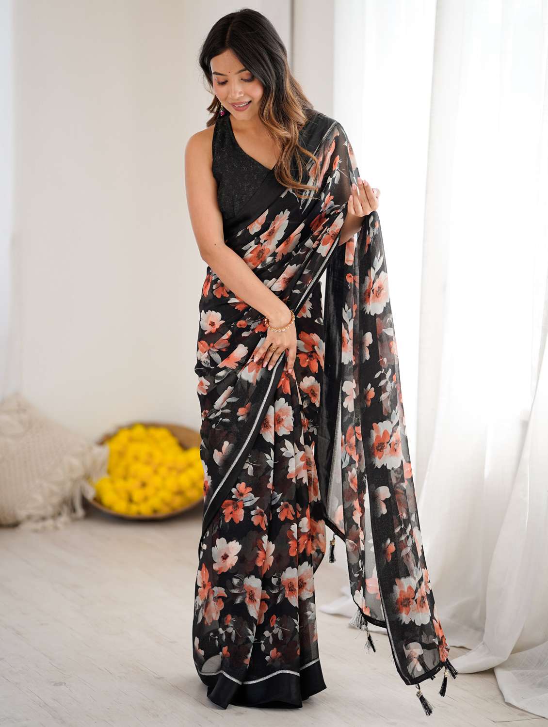 women printed casual wear saree with blouse - 22066344 - Standard Image - 2