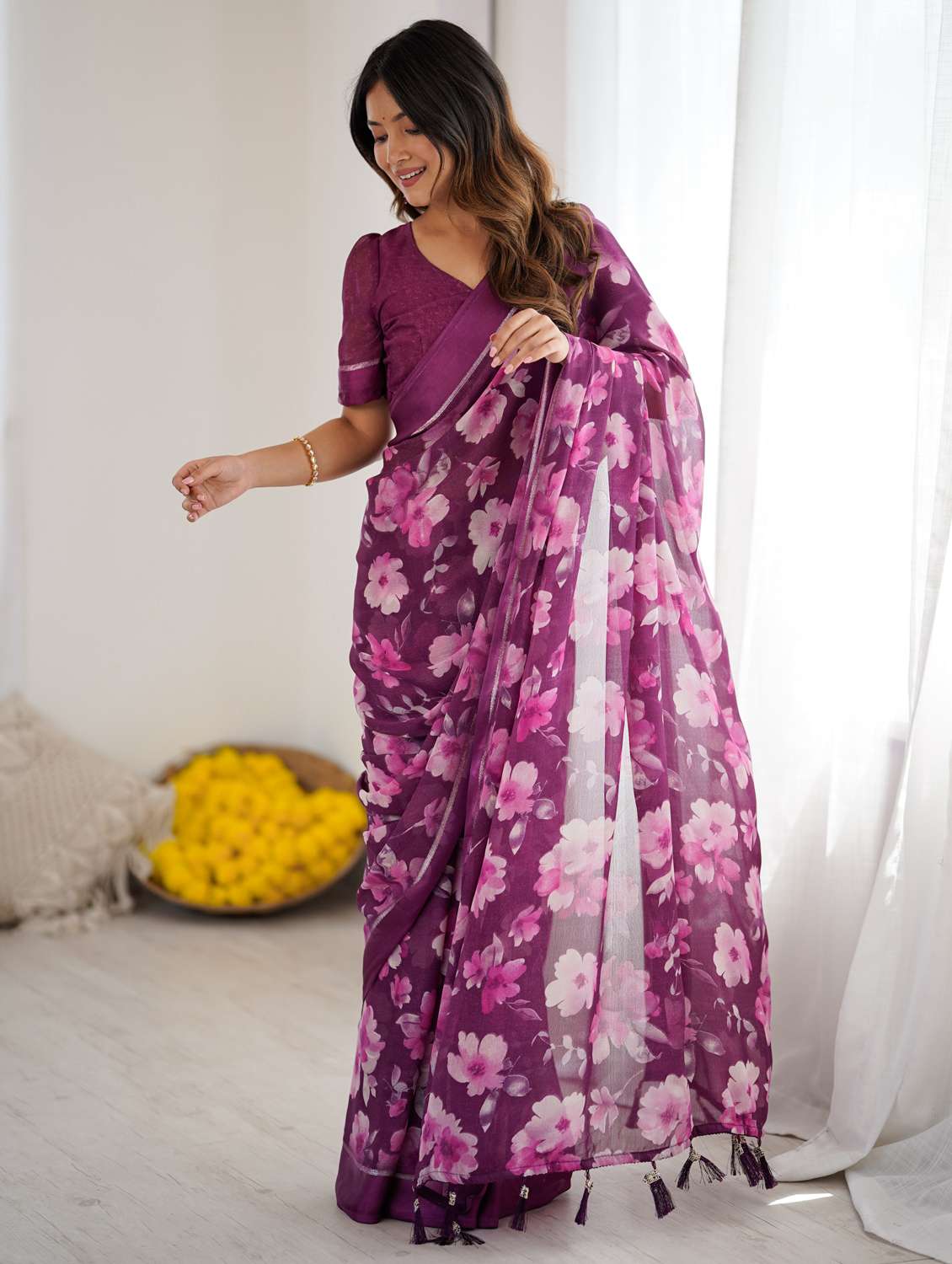 women printed casual wear saree with blouse - 22066347 - Standard Image - 2