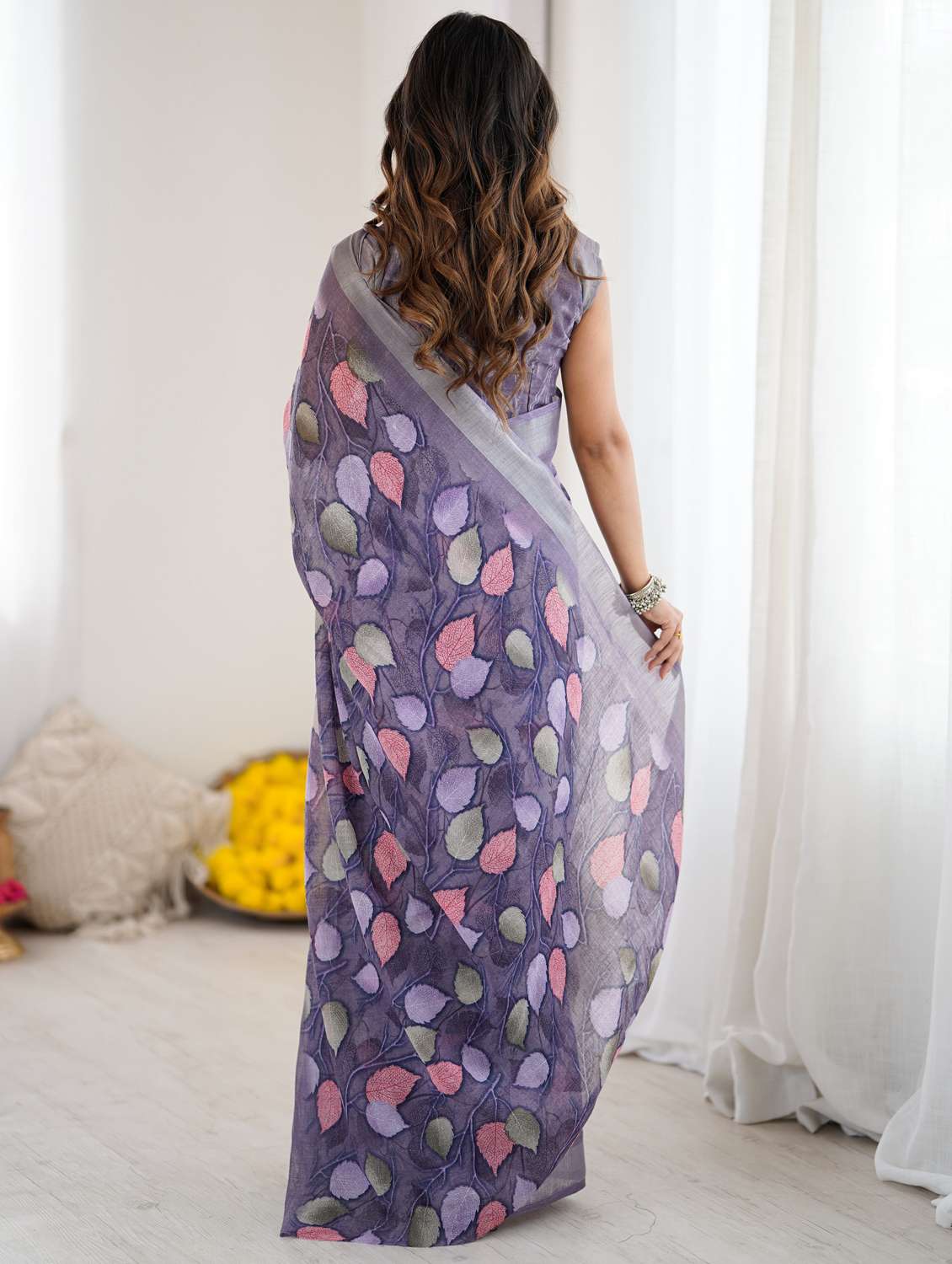 women printed casual wear saree with blouse - 22066350 - Standard Image - 2
