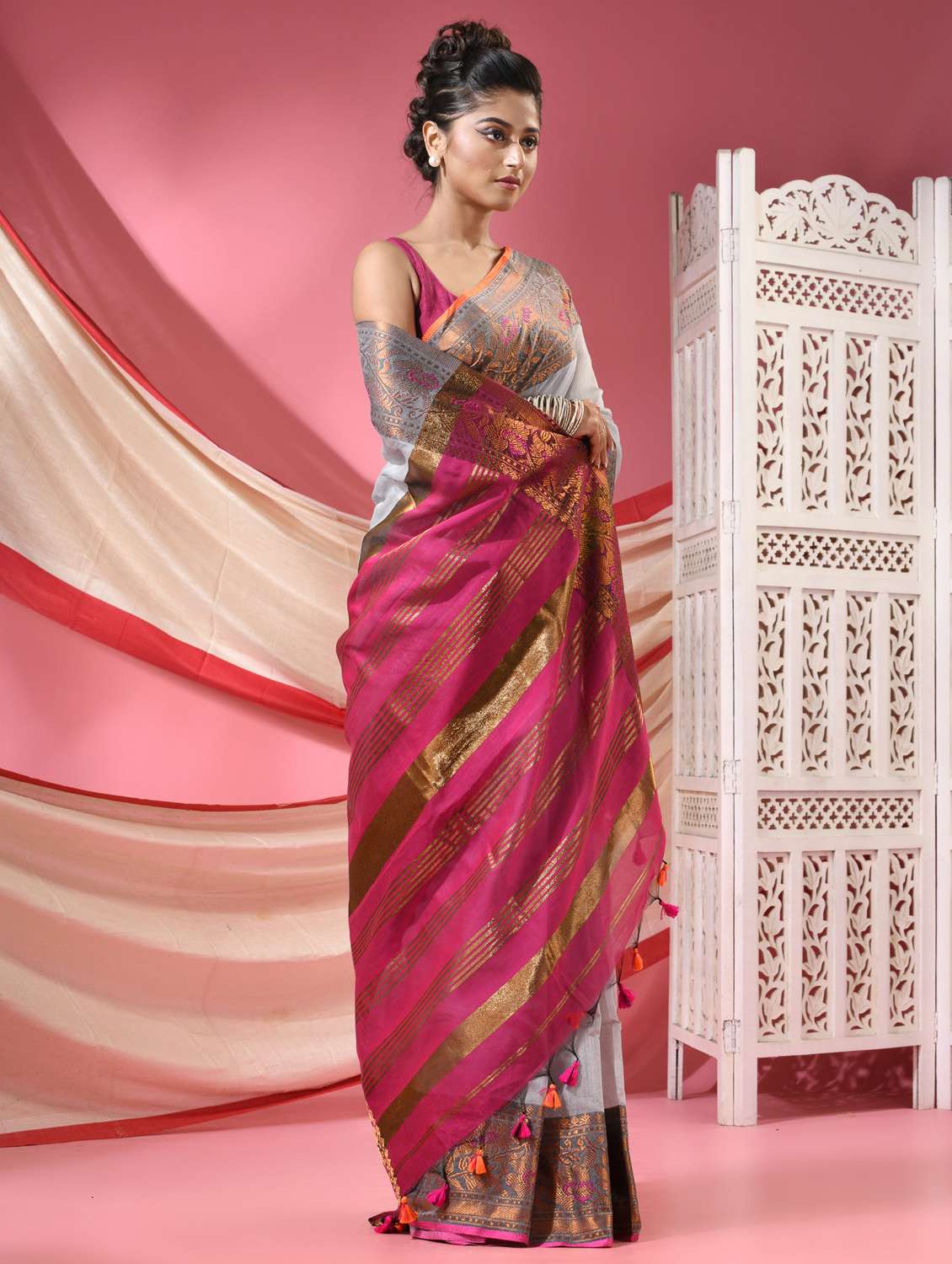 women solid with bordered handloom saree with blouse - 22068620 -  Standard Image - 2