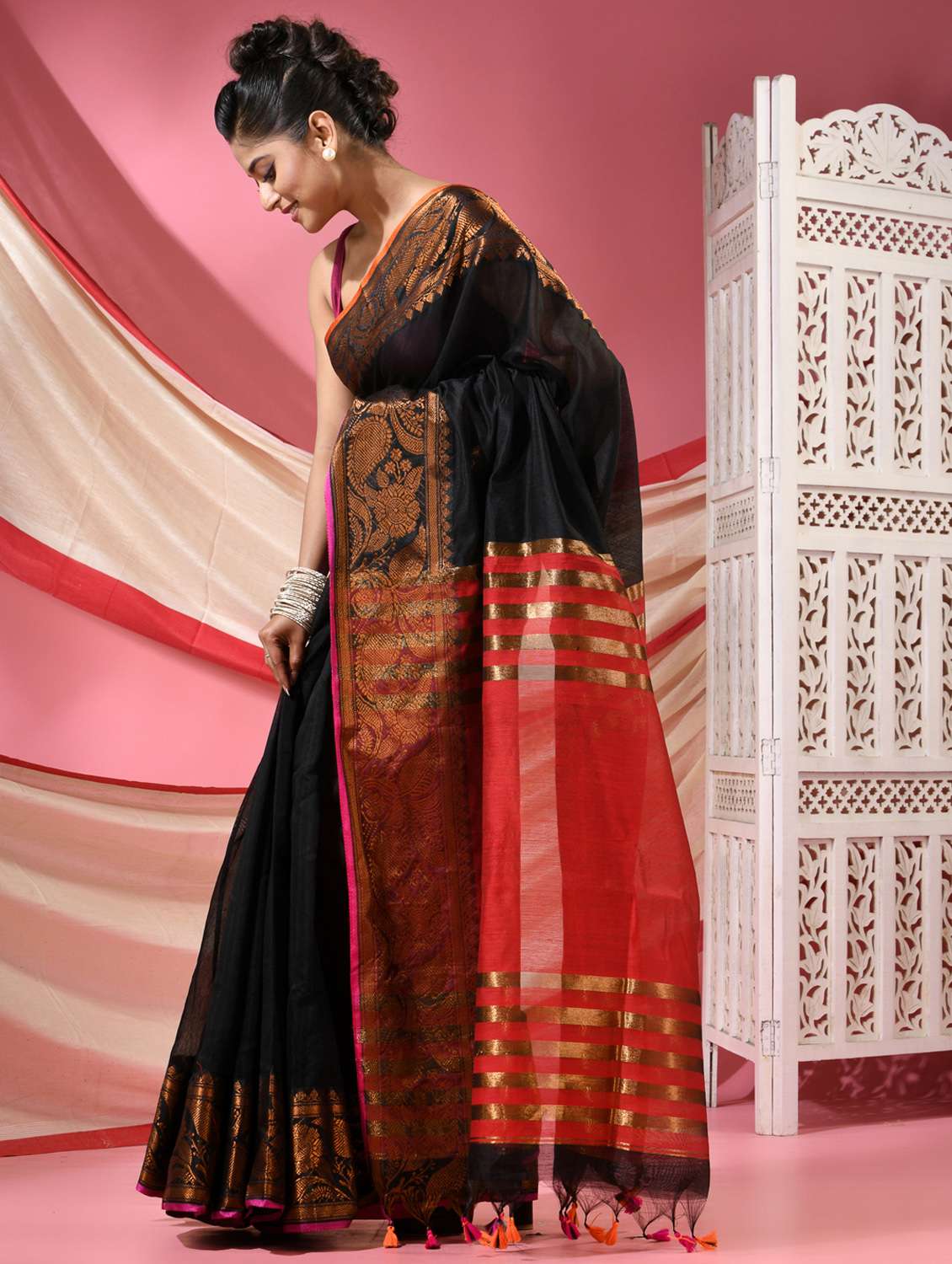 women solid with bordered handloom saree with blouse - 22068621 - Standard Image - 2