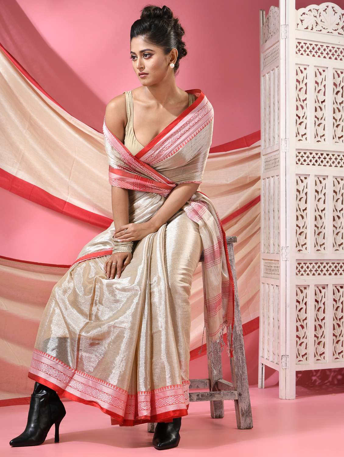 women solid with bordered handloom saree with blouse - 22068624 - Standard Image - 2