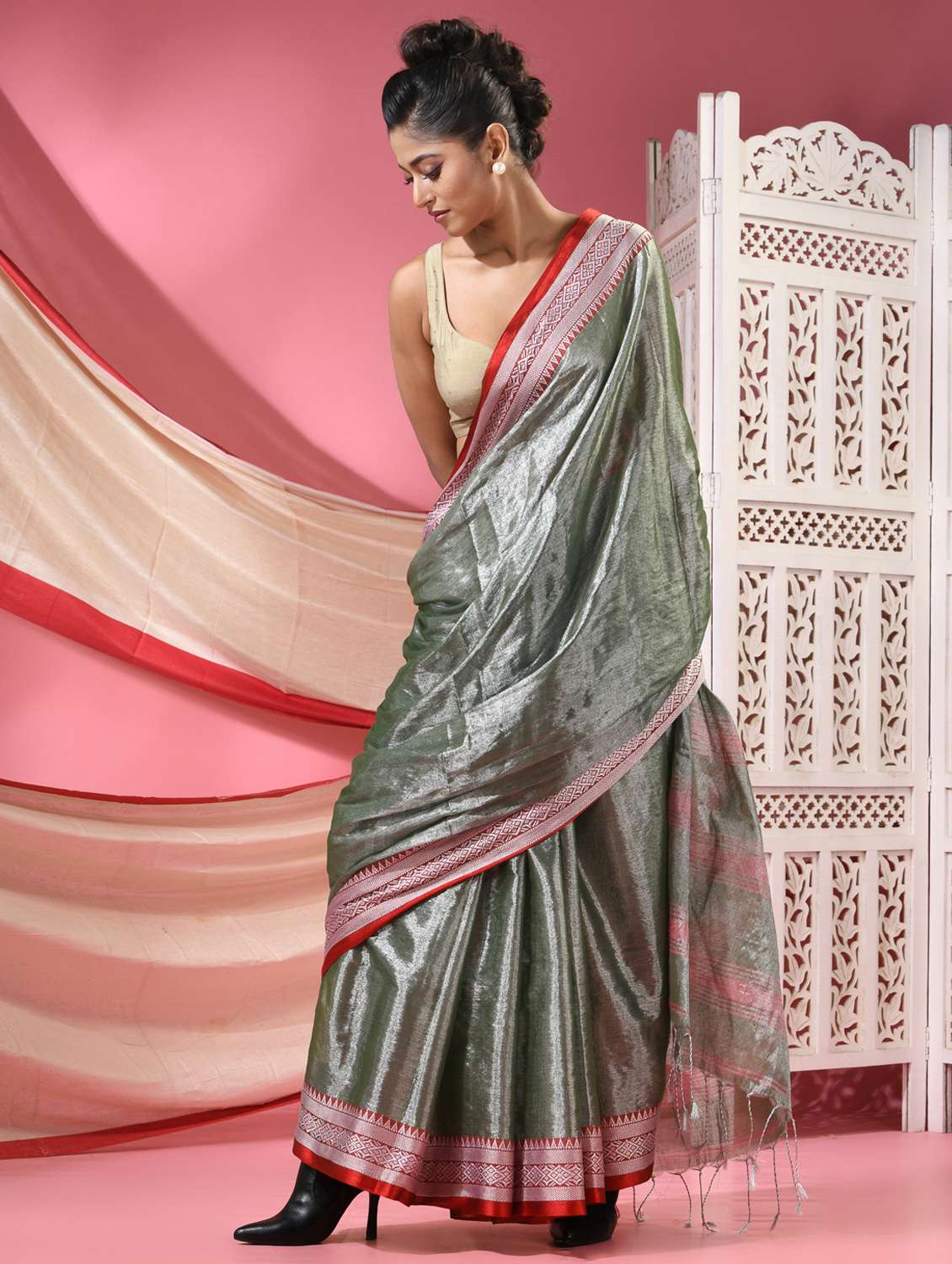 women solid with bordered handloom saree with blouse - 22068626 -  Standard Image - 2