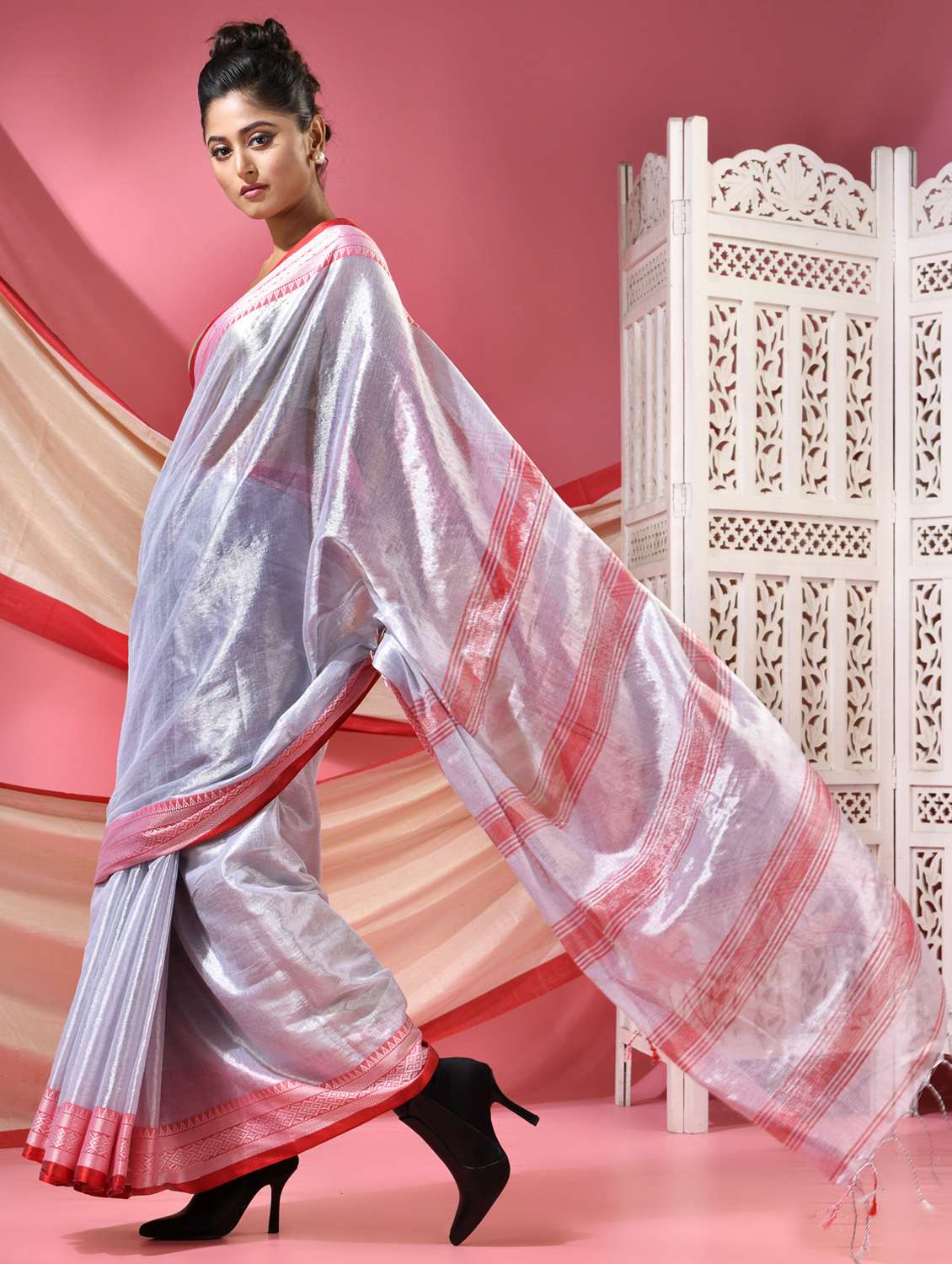 women solid with bordered handloom saree with blouse - 22068628 - Standard Image - 2
