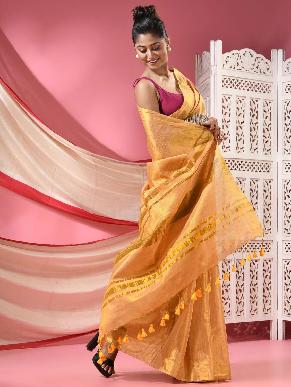 women solid tussar silk saree with blouse - 22068650 - Standard Image - 2